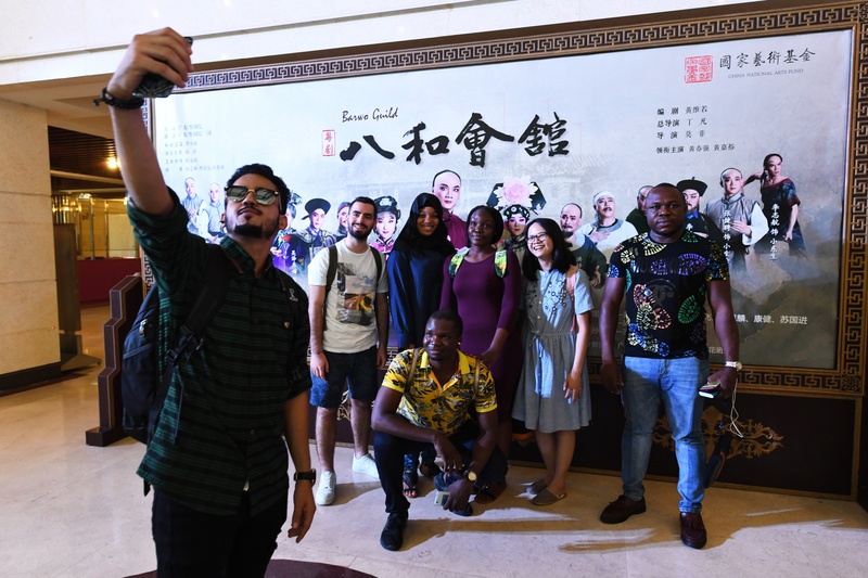 粤剧《八和会馆》一连三场进校园专场热情上演