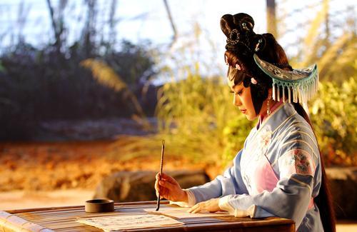 广东流行文化40年&mdash;&mdash;&ldquo;走在大街上，远处飘来倪惠英的粤曲声&rdquo;