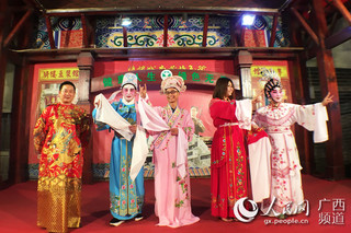 穿上戏服拈个花指 外媒记者演绎粤韵清音