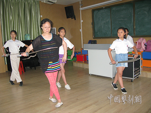 何宇青老师悉心培育从化小红豆粤剧新苗