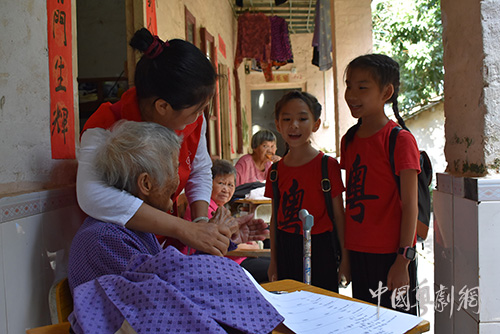 从化小红豆慰问下罗沙养老院为老人演唱粤曲