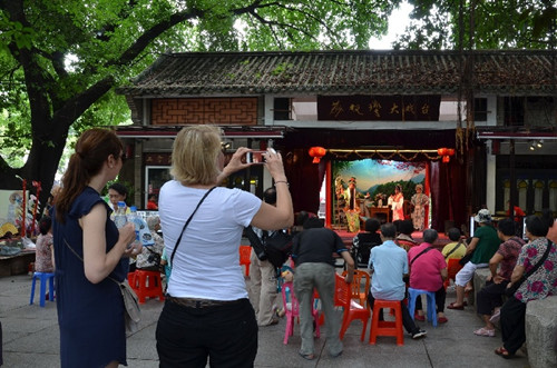 广州上千私伙局&ldquo;扎根&rdquo;繁华都市，&ldquo;00后&rdquo;接续粤剧薪火