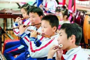 小民乐手在习奏中传承文化