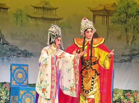 为排练曲目花费上千个钟头 业余爱好者点亮粤剧舞台