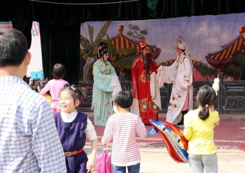 【茂名资讯】年例期到 茂名乡镇表演粤剧润色年例文化