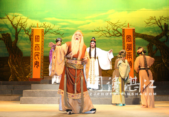 东莞市长安粤剧团工莅廉献艺受追捧