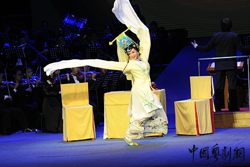 琼霞羊城展丰姿