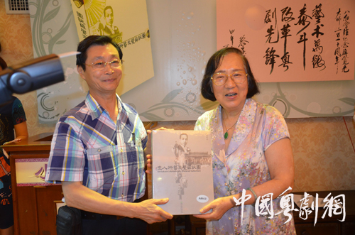 《图说薛觉先艺术人生》赠书仪式在广州举行