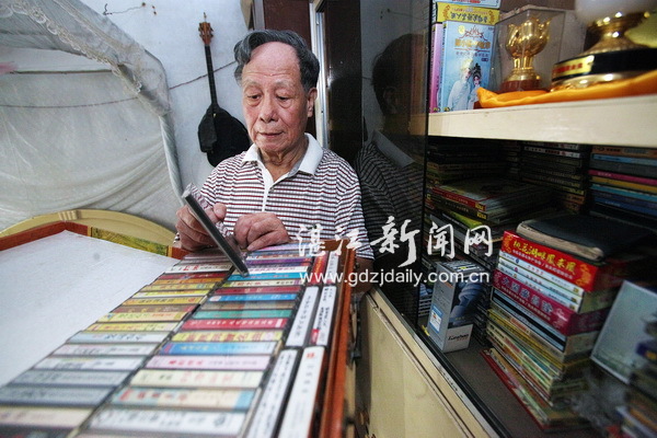 【粤剧发烧友】耄耋之年每天伏案10小时 44年记录粤剧曲谱千余首