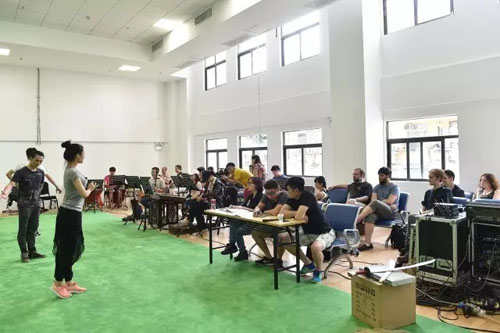 【剧苑随笔】英国孔雀石剧团到我院观看《杨翠喜》排练