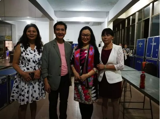 粤剧老倌下乡飨戏迷，观众倾巷而出看大戏