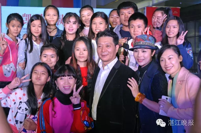 【湛江资讯】粤剧名伶欧凯明梁淑卿戏迷见面会上，大咖与粉丝现场对唱