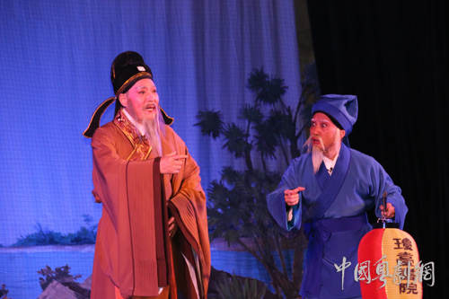 寒潮难阻热情，东莞中堂数千观众冒雨看戏