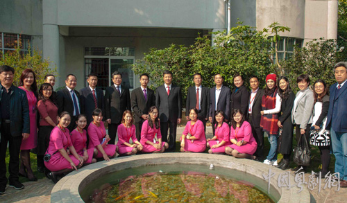 广州市人大接受红线女艺术中心赠送的红线女艺术研究成果