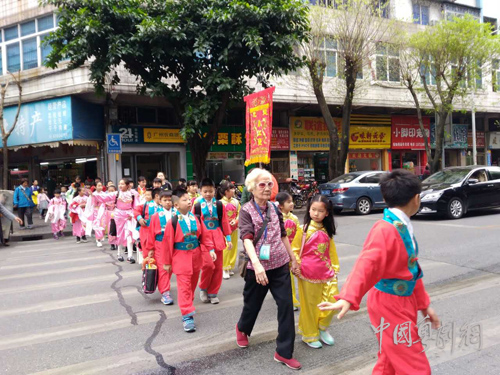 从化小红豆队彩排&ldquo;三八&rdquo;汇演 队列靓丽引市民驻足观看