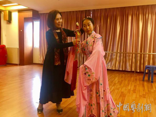 著名粤剧大师倪惠英来校指导