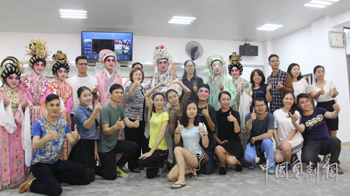 新加坡师生艺术教育交流团到访吴川粤剧团
