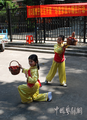 从化小红豆义演推动珍爱家园清洁行动