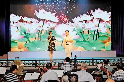 台上一曲会知音 台下观众好开心&mdash;&mdash;宝安粤曲发烧友周末齐聚新桥放声唱