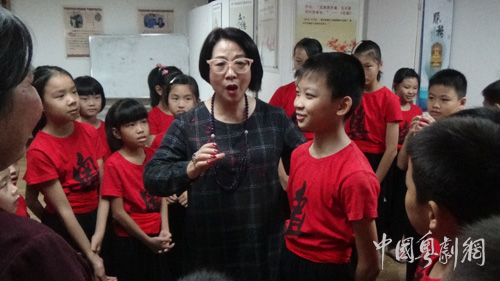 粤剧名家郭凤女指导从化小红豆排演粤剧