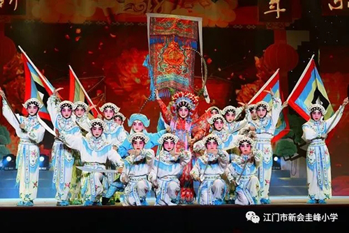 圭峰小学粤剧折子戏《穆桂英巡营》在江门市少儿春晚中闪亮登场