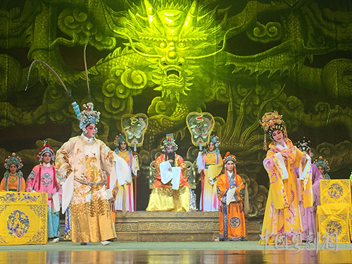 马、红流派经典粤剧《刁蛮公主戇驸马》深圳巡演受欢迎