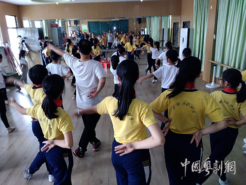 香港小学生从化访学 体验粤剧进校园