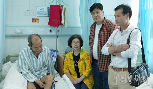 广州市振兴粤剧基金会代表赴南宁看望2.24陈国明民营粤剧团重大交通事故伤者