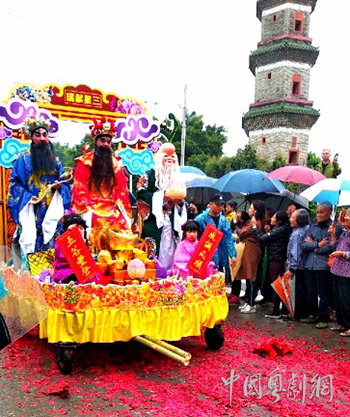 东莞东城温塘业余粤剧团冒雨游会