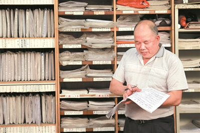 粤剧发烧友老谢：21年用坏6台录音机 耳听手记写下200多本粤剧曲谱