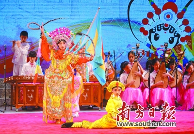 广州百余中小学生同台竞演粤剧粤曲