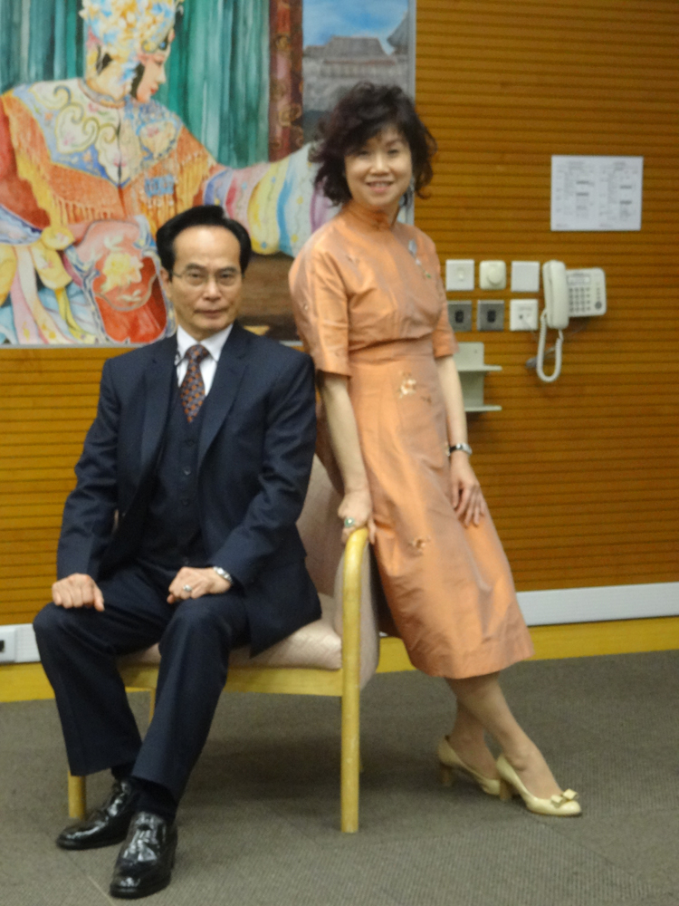 【港澳资讯】香港画家王碧影以画为媒 推广粤剧