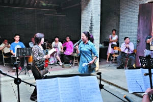 粤剧文化墟开进名伶故里与村民亲密接触，粤剧演员古村玩&ldquo;快闪&rdquo;