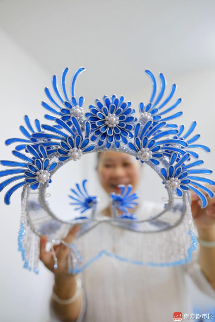 佛山手艺人宁静纯手工制作粤剧头饰25年，专供香港戏行