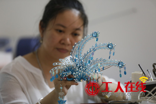 传承粤剧头饰制作的女艺人