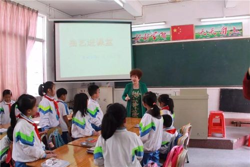 曲艺飞扬传粤韵 乐声悠悠润童心&mdash;&mdash;茂名市曲艺家协会艺术家走进官山学校