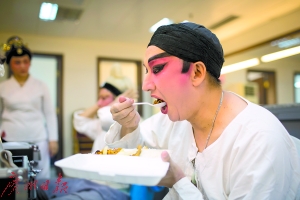 台上台下都费工 台前台后都是戏