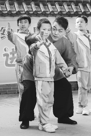 粤剧文化进小学 小豆丁练起兰花指