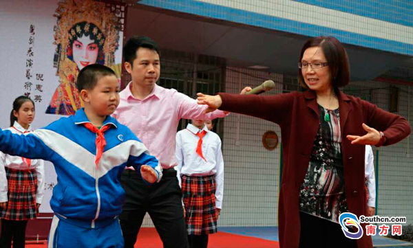 广州荔湾一小学操场变身&ldquo;大舞台&rdquo; 上演经典折子戏