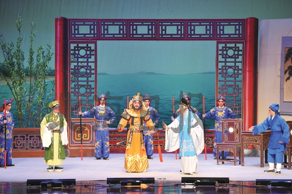 著名粤剧表演艺术家欧凯明返乡献精品