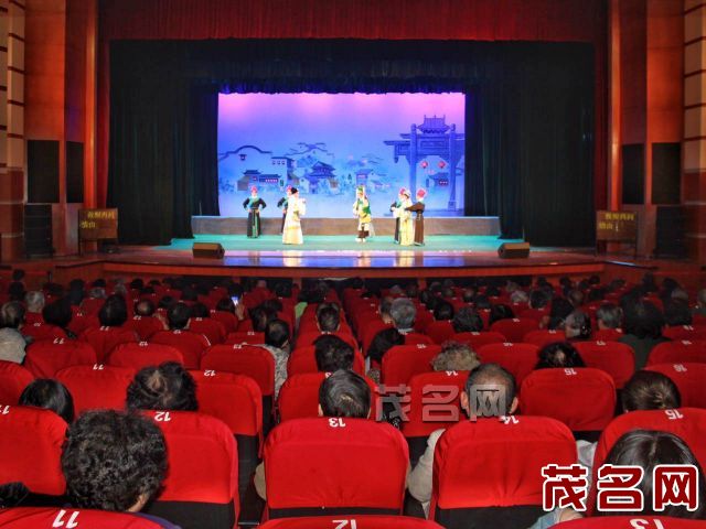 高州粤剧团赴深首场秀广受欢迎 &mdash;&mdash;陈斌、苏丹敏等精湛表演深深吸引深港澳的戏迷