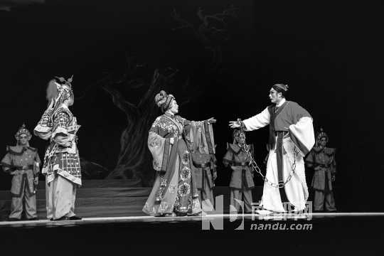 走出大剧院 勾住后生仔