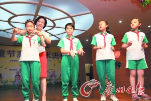 粤剧之美倪惠英进校园手把手教小戏迷