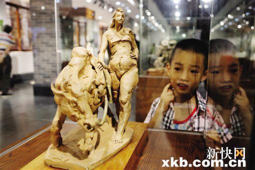 广州市荔湾区举办周末文艺花会 粤剧书画木偶依次登台